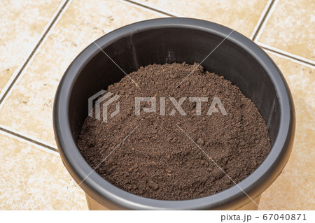 植木鉢に入った腐葉土と土 67040871
