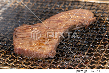 牛タンステーキ（アメリカ産）の炭火焼き 67041098