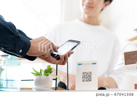 キャッシュレス決済をする男性【QRコード】 キャッシュレス決済をする男性【QRコード】 67041308