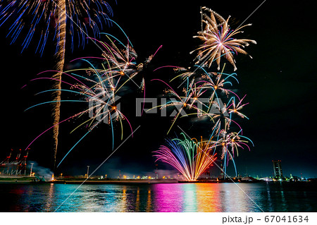 三重県四日市市 四日市港でのコンビナートをバックに打ち上がる四日市花火大会 三重県四日市市 四日市港でのコンビナートをバックに打ち上がる四日市花火大会 67041634