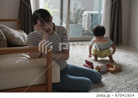 ワンオペ育児・育児ストレスに悩む孤独な日本人女性イメージ ワンオペ育児・育児ストレスに悩む孤独な日本人女性イメージ 67041934