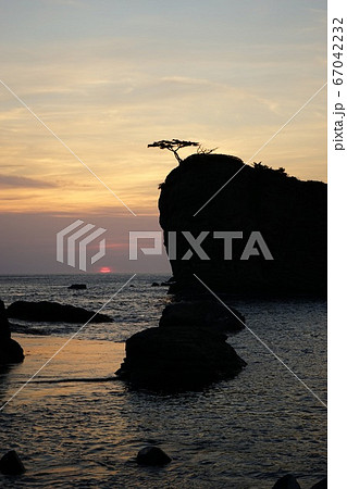三陸ジオパーク茂師海岸の夜明け 茂師の松島 三陸ジオパーク茂師海岸の夜明け 茂師の松島 67042232
