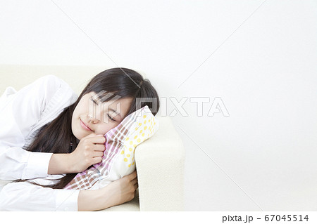 ソファに寝転ぶ女子高校生 67045514