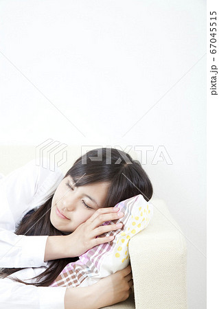 ソファに寝転ぶ女子高校生 67045515