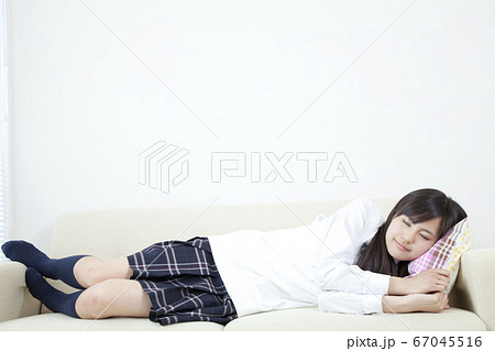 ソファに寝転ぶ女子高校生 67045516