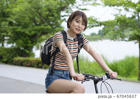 公園での自転車と女性 公園での自転車と女性 67045637