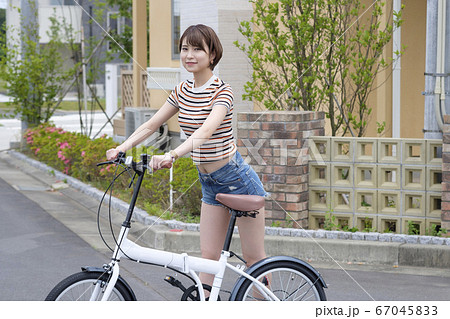 住宅街で自転車を乗る女性 67045833