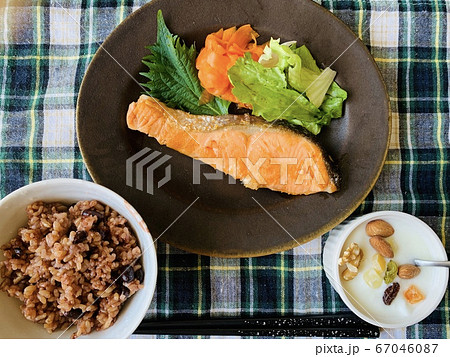 ダイエット中の食事 67046087