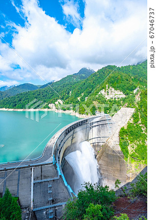 初夏の黒部ダム（ダム展望台からの眺め） 67046737