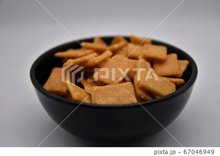 あられお菓子と黒皿 67046949