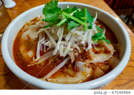 麻辣刀削麺 パクチーもやしトッピング 接写 新橋 長安刀削麺 横位置 67046966