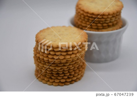 ごまクッキーと白皿 ごまクッキーと白皿 67047239