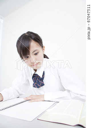勉強する女子高校生 勉強する女子高校生 67047511