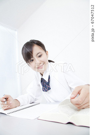 勉強する女子高校生 67047512
