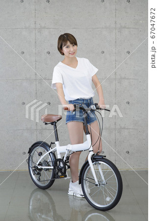 自転車と女性 自転車と女性 67047672