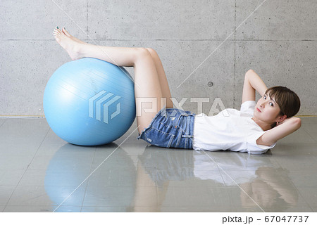 バランスボールで遊ぶ女性 67047737