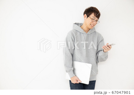 イヤホンで音声を聴いている男性 67047901
