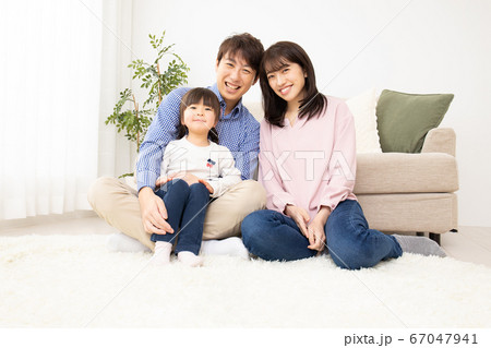 笑顔の若い家族 67047941