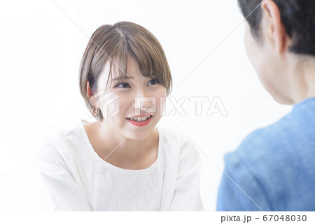 母とお話をする娘 67048030