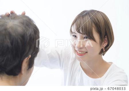 母とお話をする娘 母とお話をする娘 67048033