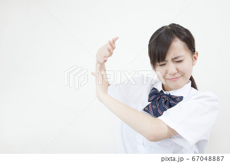 嫌がる女子高校生 67048887