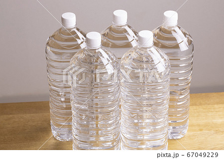 避難用のペットボトルの飲用水 避難用のペットボトルの飲用水 67049229