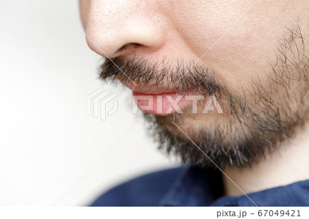 髭の男性 髭の男性 67049421