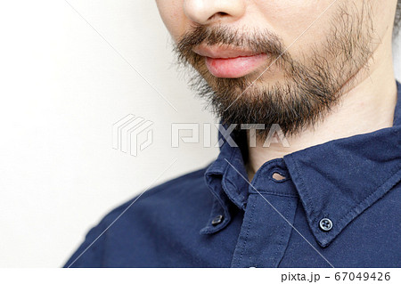 髭の男性 67049426