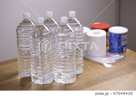 避難用のペットボトルの飲用水 避難用のペットボトルの飲用水 67049439