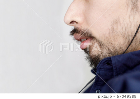 髭の男性 髭の男性 67049589