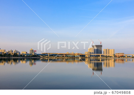 御島水域の朝風景（香椎海岸遊歩道　アイランドシティ）　【福岡市東区】 67049808