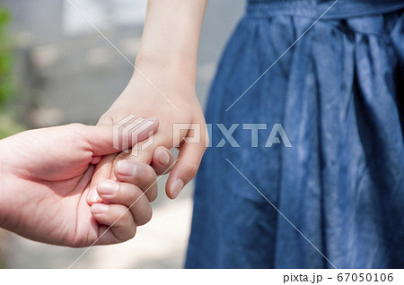 彼氏と手を繋ぐ彼女の写真素材