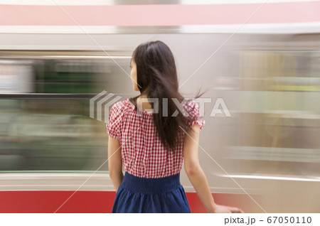 電車を待つ女性 電車を待つ女性 67050110