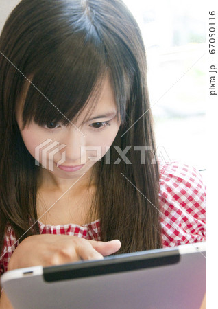 タブレットpcを見る女性 タブレットpcを見る女性 67050116