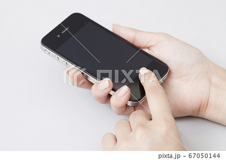 スマートフォンを操作する女性の手元 67050144