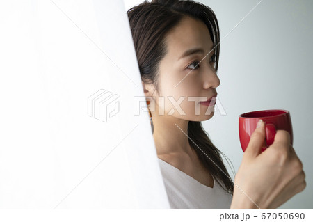 飲み物を手にくつろぐ女性 飲み物を手にくつろぐ女性 67050690