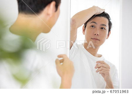 頭皮を気にする男性 ヘアケア 頭皮を気にする男性 ヘアケア 67051963