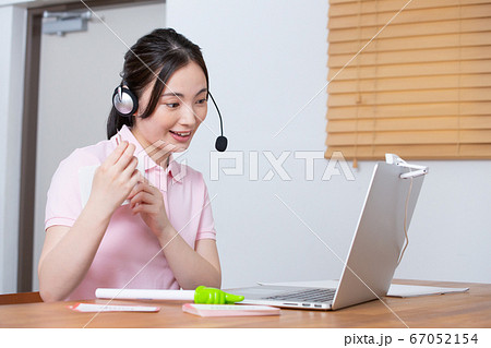 女性講師　オンライン授業イメージ 67052154