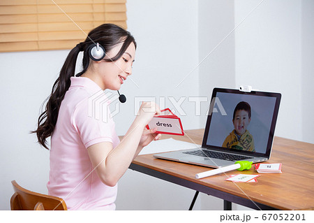 ヘッドセットを着けた女性　オンライン授業イメージ（英語） 67052201
