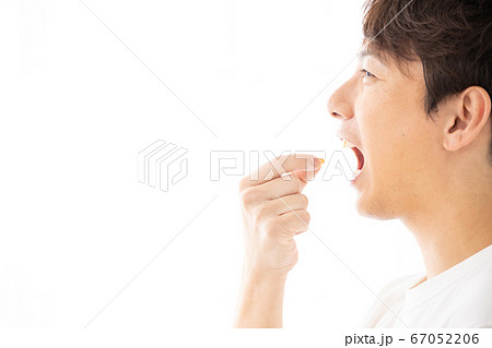 サプリメントを飲む若い男性　 67052206