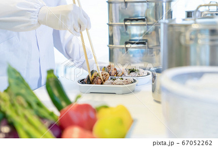 弁当を盛り付ける男性調理師 宅食 デリバリー テイクアウト 弁当を盛り付ける男性調理師 宅食 デリバリー テイクアウト 67052262