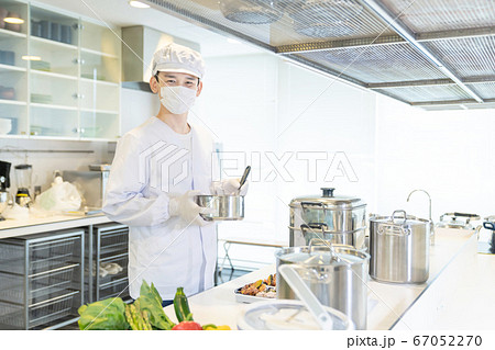 男性調理師 給食センター 厨房 男性調理師 給食センター 厨房 67052270
