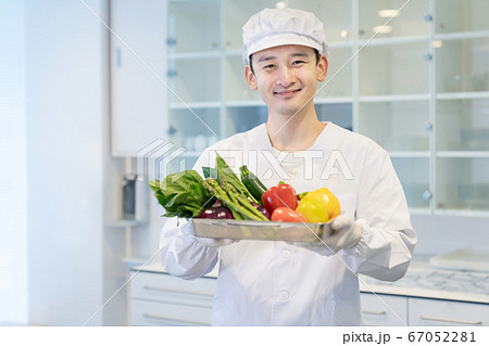 野菜を持つ男性調理師 67052281