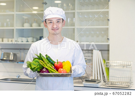 野菜を持つ男性調理師 野菜を持つ男性調理師 67052282
