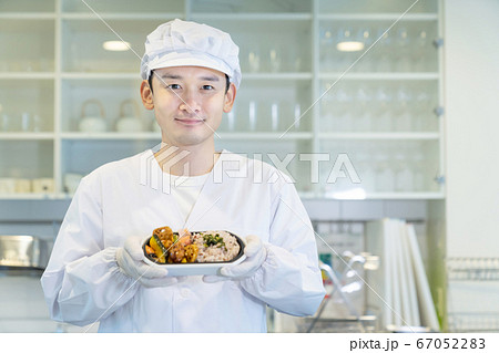 お弁当を持つ男性調理師 宅食 デリバリー テイクアウト お弁当を持つ男性調理師 宅食 デリバリー テイクアウト 67052283
