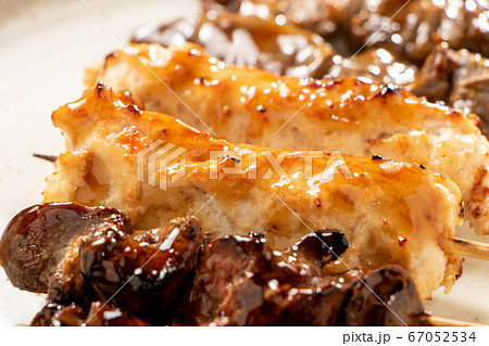 焼き鳥(たれ焼き)盛り合わせの、つくね串を中心としたアップ。 焼き鳥(たれ焼き)盛り合わせの、つくね串を中心としたアップ。 67052534