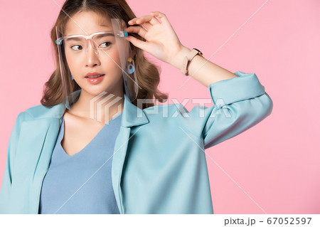 若い　可愛い　女性　フェースシールド　装着　新常態　人物　素材 67052597