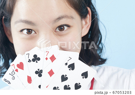 トランプをする女性 トランプをする女性 67053203