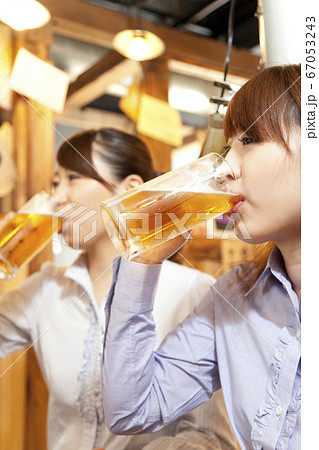 生ビールを飲む女性 67053243