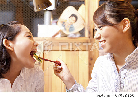 焼き肉を食べる女性 焼き肉を食べる女性 67053250